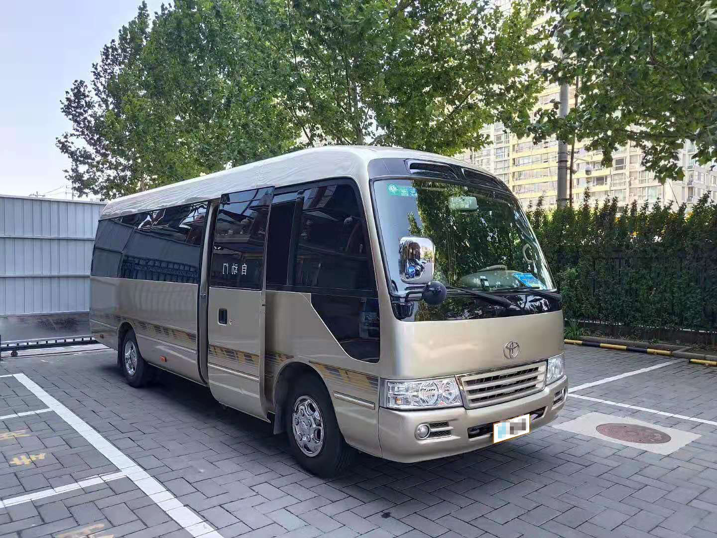 北京租中巴车19座多少钱一天?