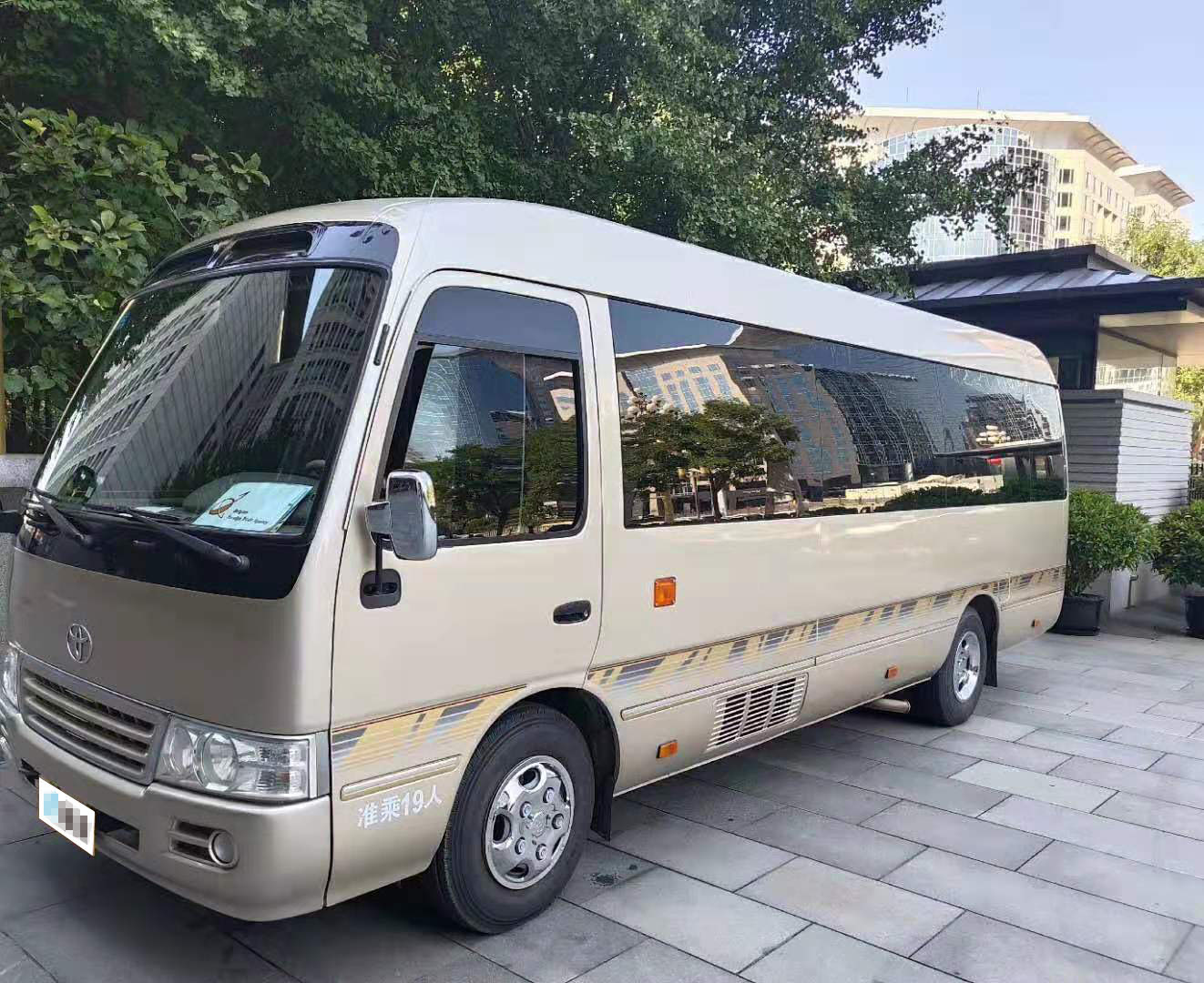 北京租中巴车19座多少钱一天?